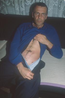 �Z���r�A�R�̎ԗ��H��œ����Ă����{�W�_������