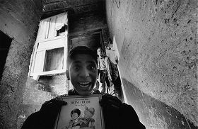 �p��̃e�L�X�g�������Ă���q�������B