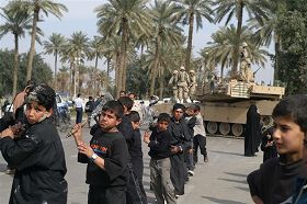 �ČR�Ď��̌��ōs��ꂽ�A�V�����̍s�i