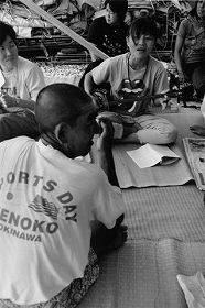 �䕗�Ŏ{�ݒ����C�̒����𒆎~�����B���荞�݂̐l���O���œ��S���̂��n�߂��B