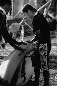 �C��R�c���I����ăJ�k�[�𐅓��Ő􂤂̂����ۂ�