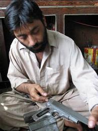 �s�X�g���̏e�g�𖁂��J����