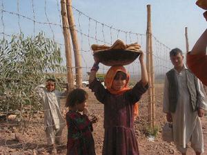 焼いたナンを家に持ち帰る