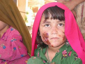 ナンを焼く順番を待つ少女