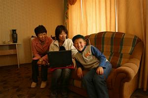 �z�e���Ɍ}���ɗ��Ă��ꂽ�A�A�L���o�C����̉�����A���A����i���j�ƒʖ�̎R�c����A�����q�̃I���W���X����i�E�j